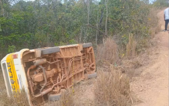 Menina de 9 anos morre em acidente com van escolar em MT