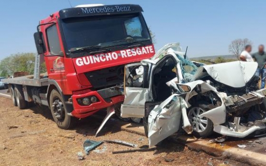 Família sobrevive após ter carro esmagado por caminhões na BR-158, na região de Barra do Garças