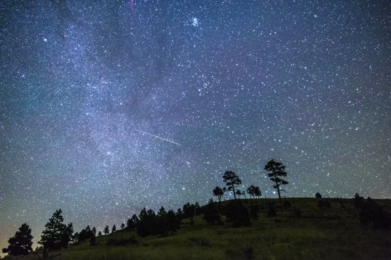 “Céu de agosto terá espetáculo da chuva de meteoros Perseidas nesta terça-feira”