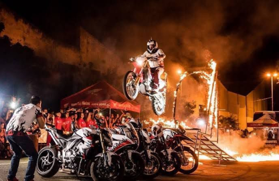 Show de manobras radicais agita noite em Aragarças