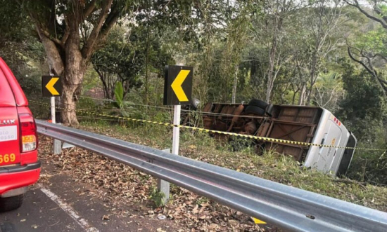 Acidente com microônibus deixa duas pessoas mortas e 34 feridas na BR-364, em MT