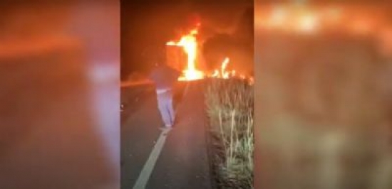 Motociclista morre carbonizado após batida com caminhão
