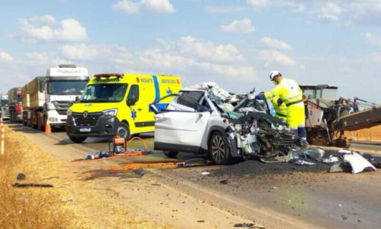 Motorista morre em colisão entre caminhão e Corolla Cross na BR-163