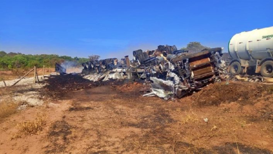 Motorista morre carbonizado após carreta tombar e pegar fogo na BR-070