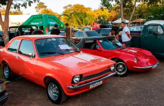 Pontal do Araguaia anuncia encontro nacional de carros antigos às margens do lago