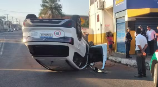 Motorista capota veículo após atropelar pedestre idoso