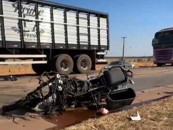Casal morre em acidente envolvendo carretas e carro de passeio na BR-163