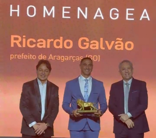 Prefeito Ricardo Galvão recebe Troféu Leão Dourado em Brasília