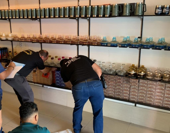 Polícia e Procon apreendem 260 caixas de papéis de seda falsificados em tabacaria