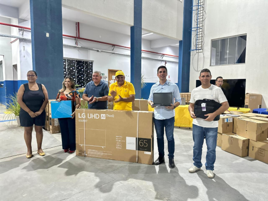 Educação de Barra do Garças recebe notebooks e Smart TVs da SEDUC-MT