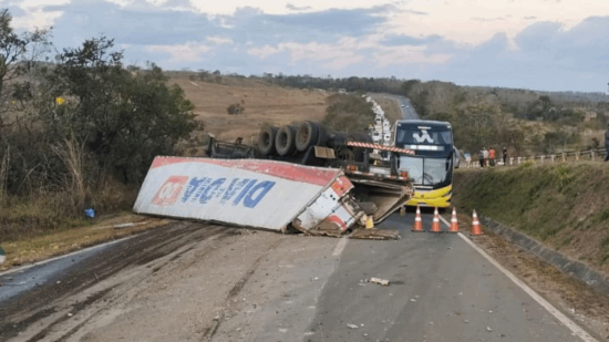 Carreta tomba na BR-060 e deixa três feridos; congestionamento chega a 8 km