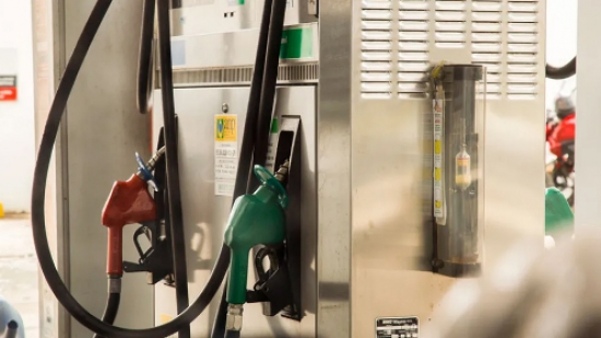 Por que o preço da gasolina está caindo no Brasil?