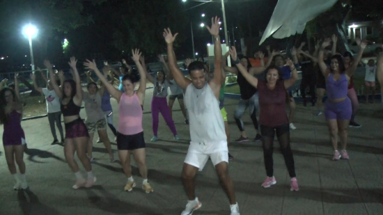 Aulão de AeroFit movimenta Praça do Travessia no Agosto Lilás