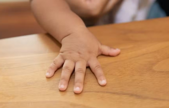 Criança de 3 anos foge de casa após agressão do pai e é encontrada sozinha em rua de MT