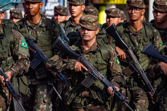 População prestigia desfile cívico-militar em comemoração à Independência do Brasil e aos 77 anos de Barra do Garças