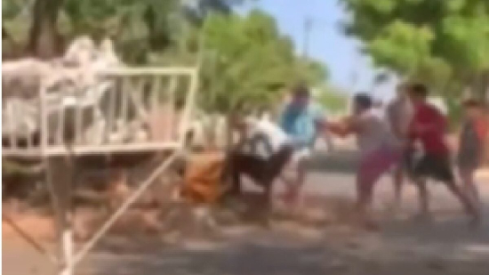 Homem é agredido por adolescentes após reclamar de pedras jogadas em árvore