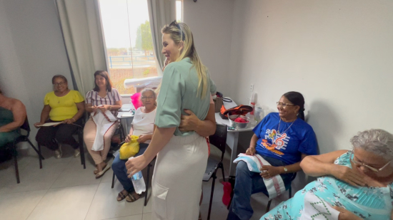 Primeira-dama Raqueline Galvão visita sala de crochê no Serviço de Convivência