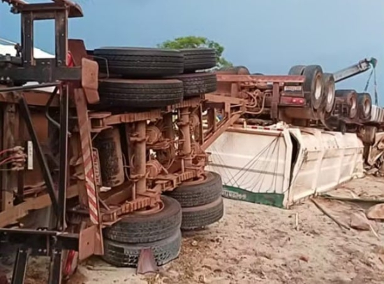 Motorista morre após tombar carreta carregada de adubo na BR-364