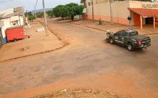 Motociclista é atropelada por viatura da PM e sofre fratura exposta