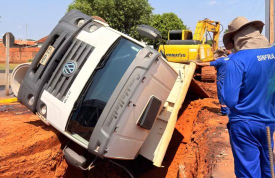 Caminhão tomba em buraco de obras da prefeitura perto de escola em MT