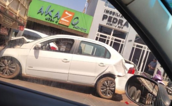 Carro fica prensado entre carretas em Barra do Garças
