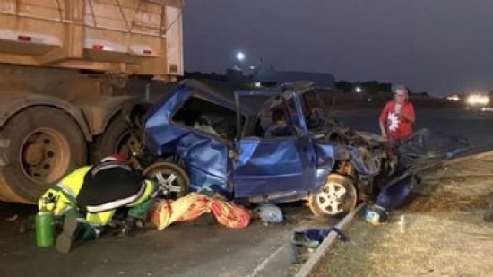Mulher morre e três pessoas ficam feridas em mais um acidente na BR-163