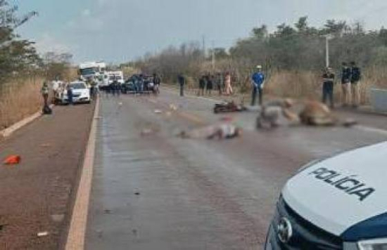 Motociclista morre atropelado por caminhão após bezerro invadir pista na BR-158