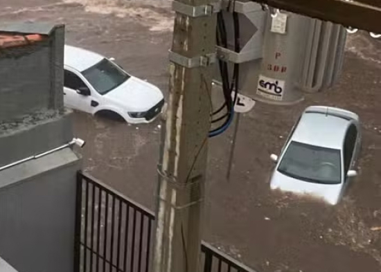 Chuva forte causa alagamentos, desabamentos e deixa uma pessoa morta em Goiânia
