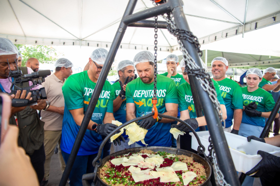 Mais de 5 mil refeições servidas no almoço comunitário do programa Deputados Aqui
