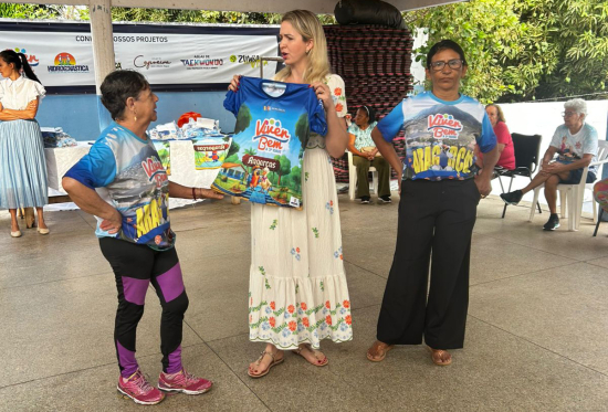 Prefeito Ricardo Galvão e primeira-dama Raqueline entregam uniformes do projeto Viver Bem a 3ª Idade em Aragarças