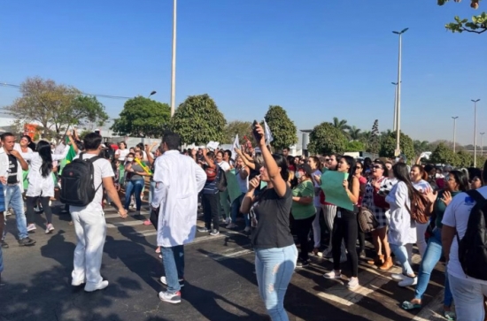 Enfermeiros de Goiânia fazem manifestação contra suspensão do piso salarial