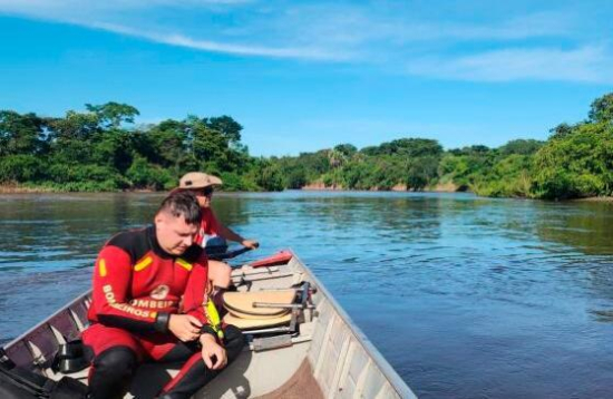 Bombeiros buscam jovem que desapareceu no rio Araguaia enquanto nadava com namorada