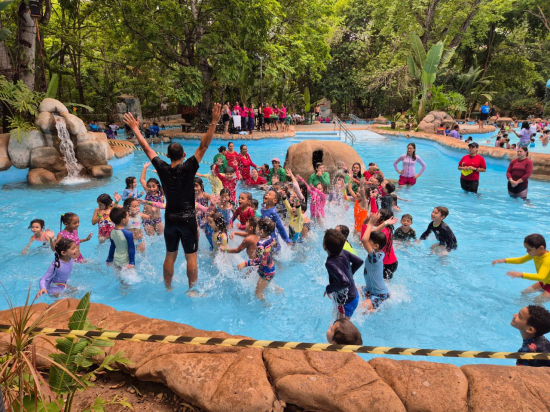 Estudantes da rede municipal participam de passeio nas Águas Quentes em comemoração ao Mês das Crianças