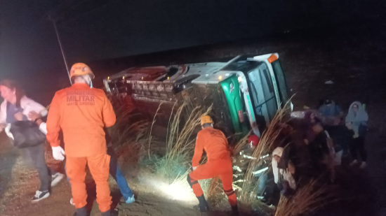 Ônibus tomba na BR-070 em Mato Grosso e deixa seis feridos
