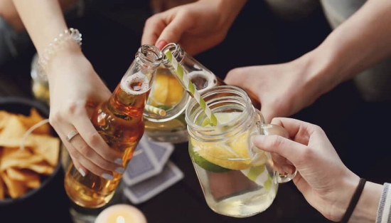 Estudo revela que 7 em cada 10 adolescentes brasileiros compram álcool sem restrição, apesar da proibição por lei