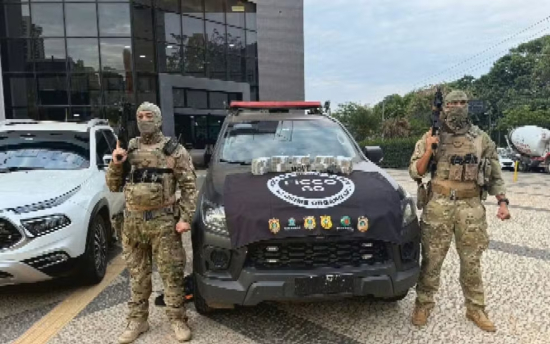 Polícia encontra mochila com R$ 1 milhão em dinheiro vivo dentro de carro; homem é preso