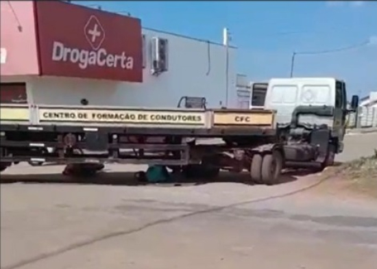 Motociclista fica ferido em acidente com carreta de autoescola em Barra do Garças