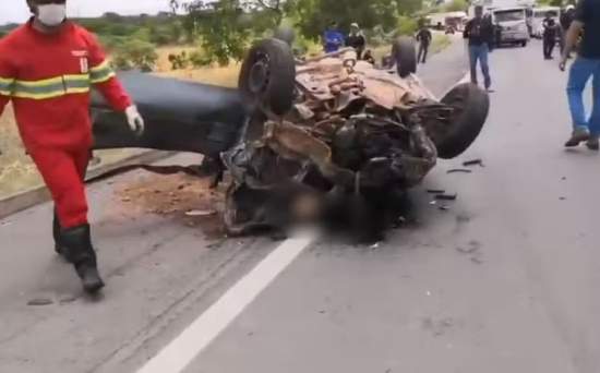 Colisão entre ambulância e carro deixa três mortos e dois feridos graves na BR-153