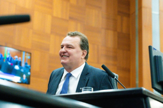 De autoria do deputado Max Russi, Mato Grosso é referência nacional com a lei da linguagem simples