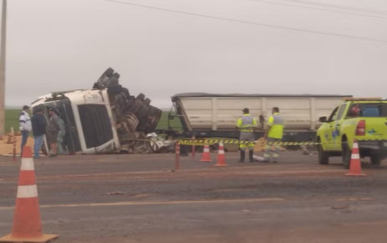 Motorista morre em colisão entre caminhões na BR-163