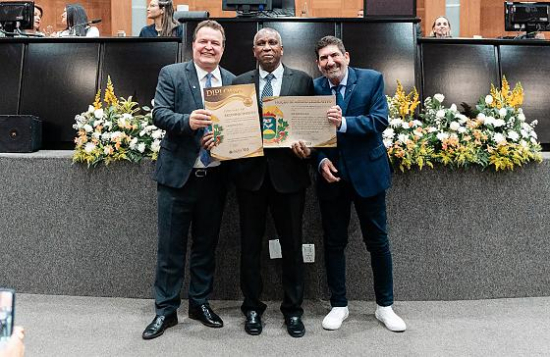 Presidente Max Russi homenageia servidores públicos da ALMT