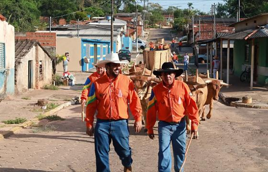 Adelcino Lopo quer transformar romaria com carros de boi em tradição regional