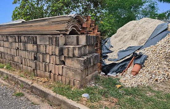 Moradores serão notificados por usar calçadas como depósito de material para construção