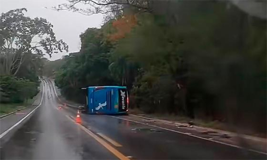 Ônibus da Viação Xavante tomba após desviar de árvore e três mulheres morrem, diz empresa