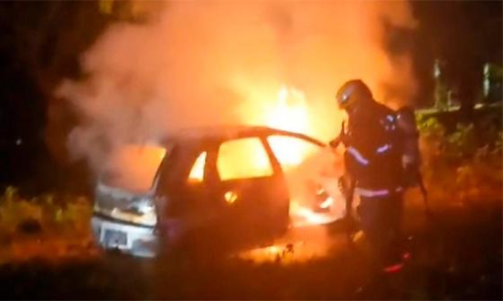 Carro bate em árvore, pega fogo e deixa casal ferido em Barra do Garças