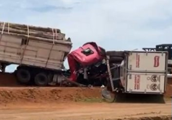 Colisão entre cinco veículos interdita trecho da BR-163