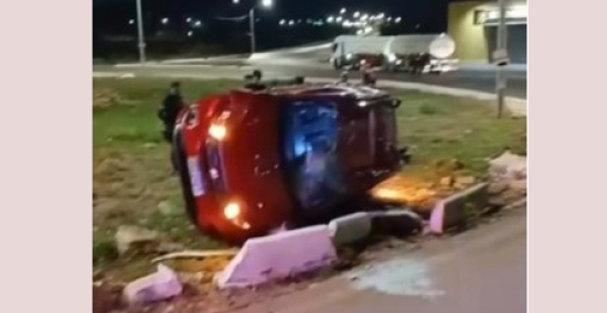Mulher fica ferida após capotamento no anel viário de Barra do Garças