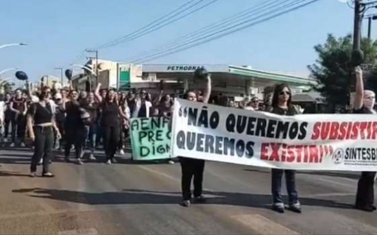 Profissionais da enfermagem de Barra do Garças protestam contra suspensão do piso salarial