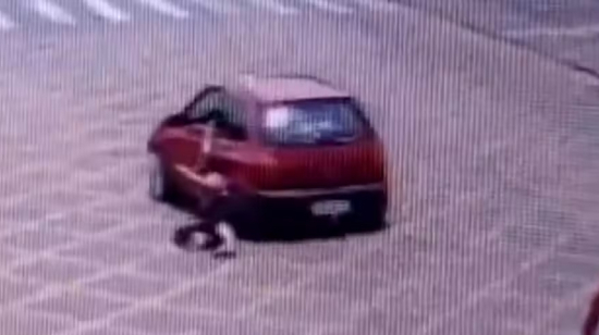 Mulher é arrastada pelo ex-namorado ao tentar recuperar carro, diz polícia