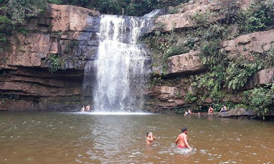 Jovem de Barra do Garças sofre fraturas na coluna após pular em cachoeira e é transferido para hospital em Goiânia